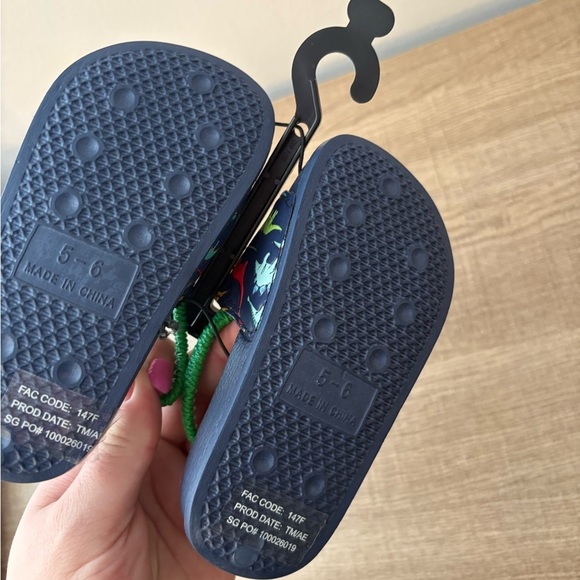 Little boys dinosaur sandals wave zone size 5-6 NWOT - Picture 3 of 3